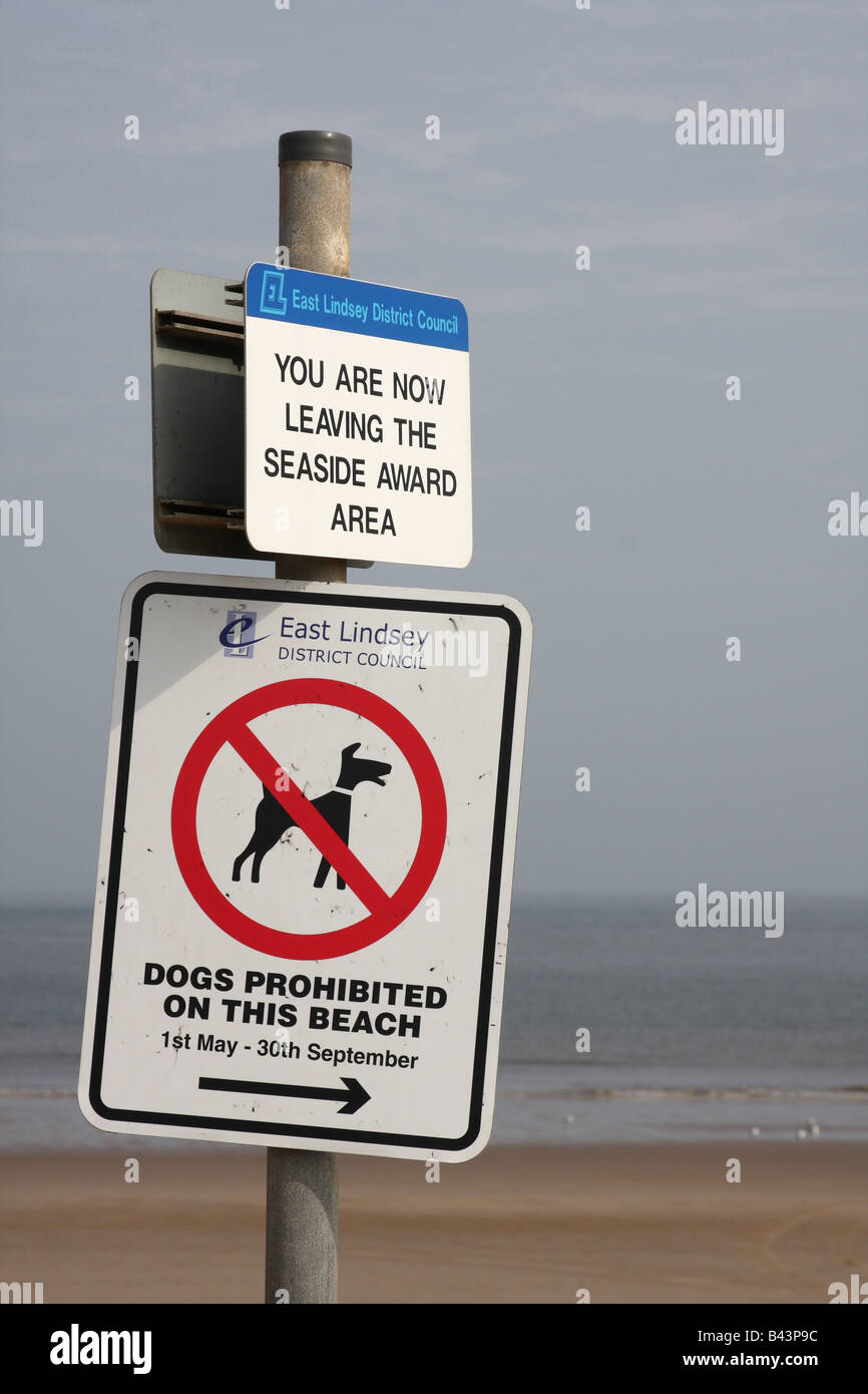 Un 'Dogs vietato sulla spiaggia' segno di avvertimento su una spiaggia in Lincolnshire, England, Regno Unito Foto Stock