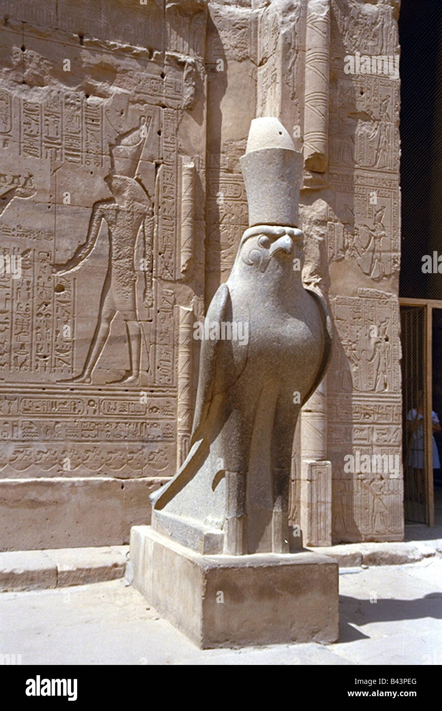 Geografia / viaggi, Egitto, Edfu (Behedet), il Tempio di Horus (Hor), trentesima dinastia (Tolomeo), statua del falcon all'ingresso del tempio, eretta 237-257 A.C. dalla dinastia xPtolemaic, , Additional-Rights-Clearance-Info-Not-Available Foto Stock