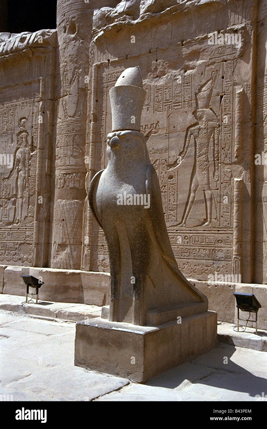 Geografia / viaggi, Egitto, Edfu (Behedet), il Tempio di Horus (Hor), trentesima dinastia (Tolomeo), statua del falcon all'ingresso del tempio, , Additional-Rights-Clearance-Info-Not-Available Foto Stock