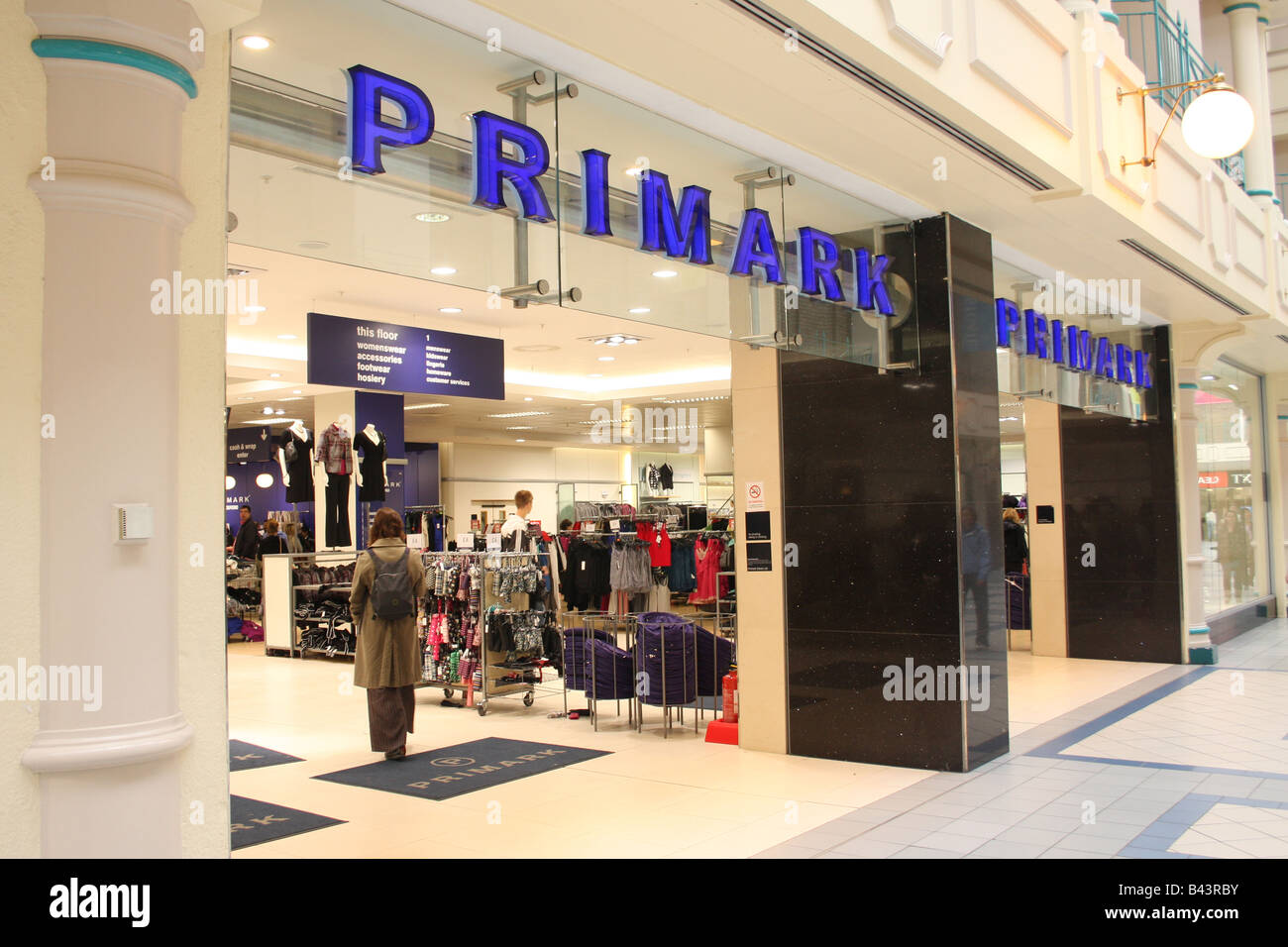 Un Primark High Street shop NEL REGNO UNITO Foto Stock