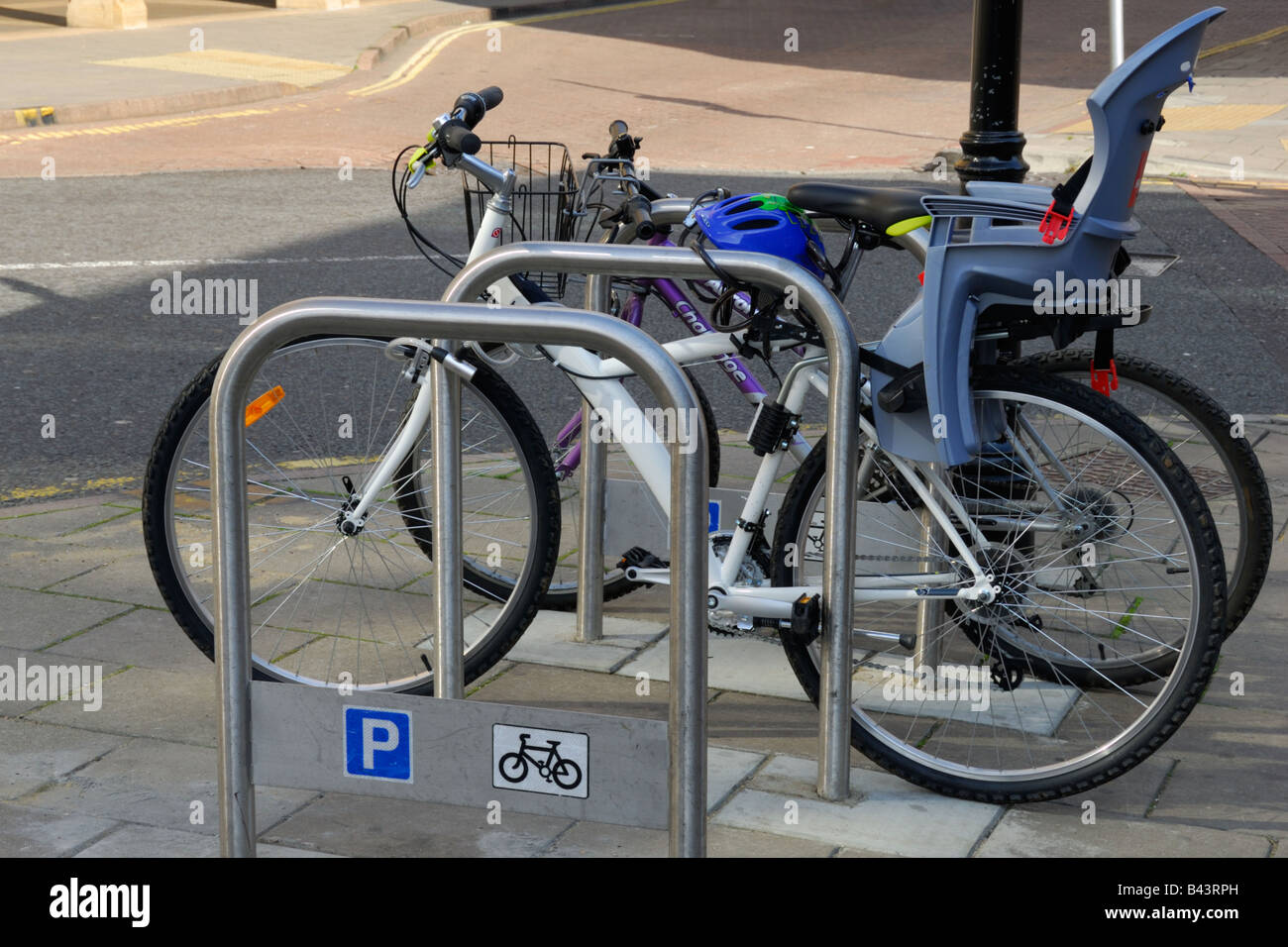 Portabiciclette con due biciclette. Uno ha un sedile per bambino Foto Stock