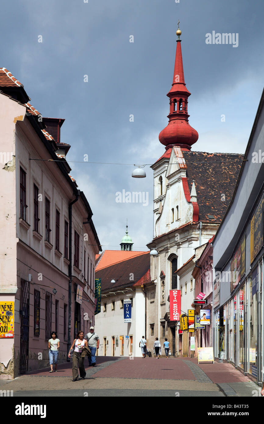 Street View di Brno con la chiesa Foto Stock
