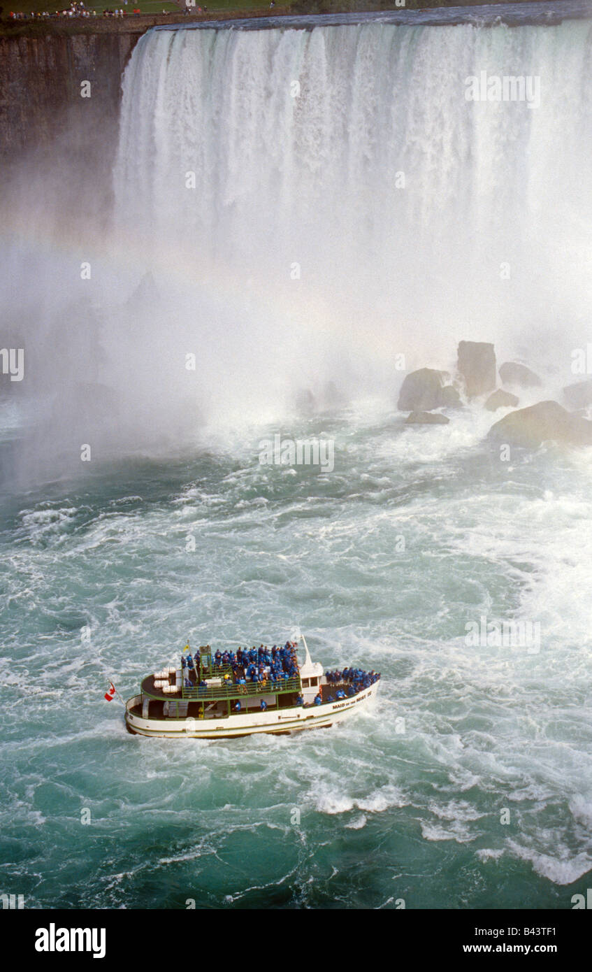 Una vista delle cascate del Niagara dal lato canadese e la Regina della nebbia tour in barca Foto Stock