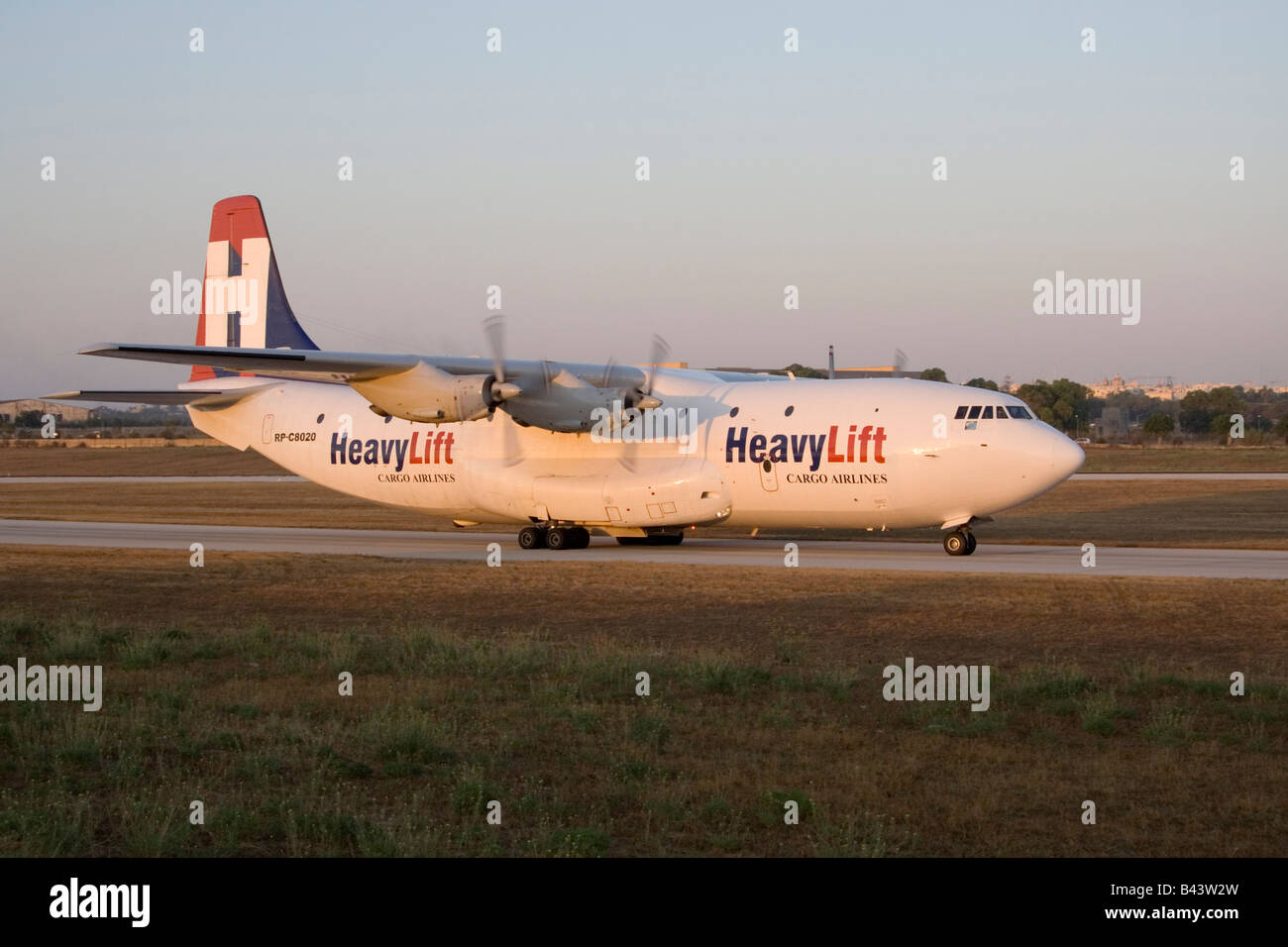 HeavyLift Cargo Airlines breve Belfast in arrivo a Malta all'alba Foto Stock