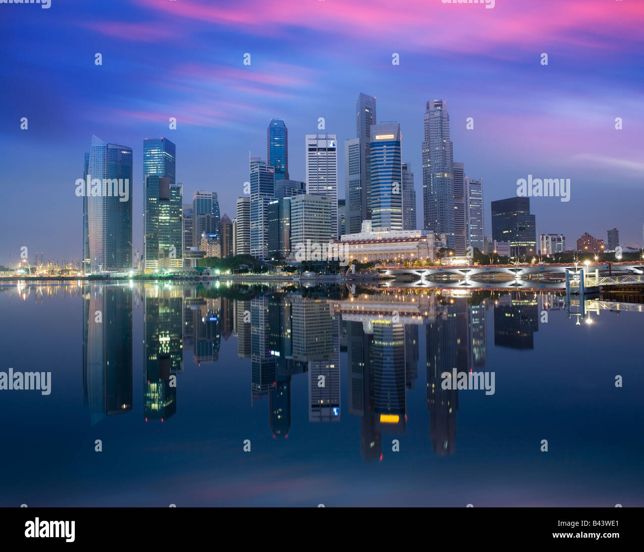Asia Singapore Skyline distretto finanziario all'alba Foto Stock