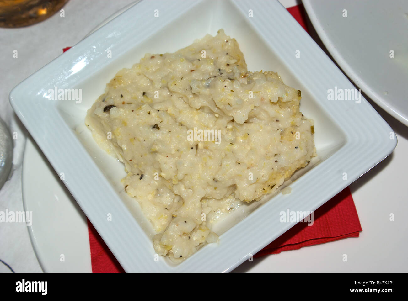 Lato bollito di massa di pietra bianca semola di mais con formaggio di capra ed erbe aromatiche Foto Stock