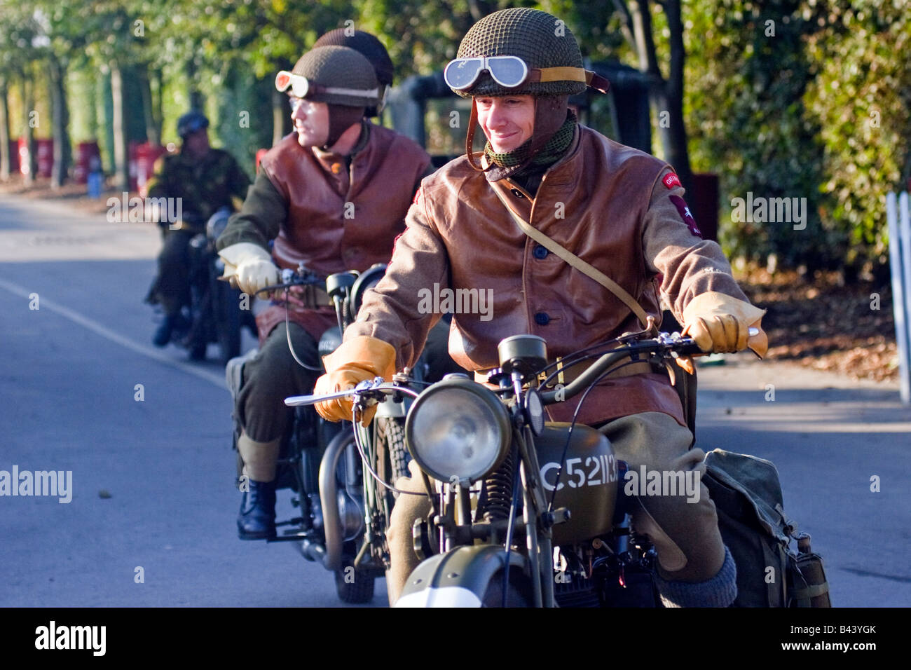 Motociclo Moto piloti vestiti come tempo di guerra spedizione militare piloti del periodo al Goodwood West Sussex Regno Unito 2008 Foto Stock