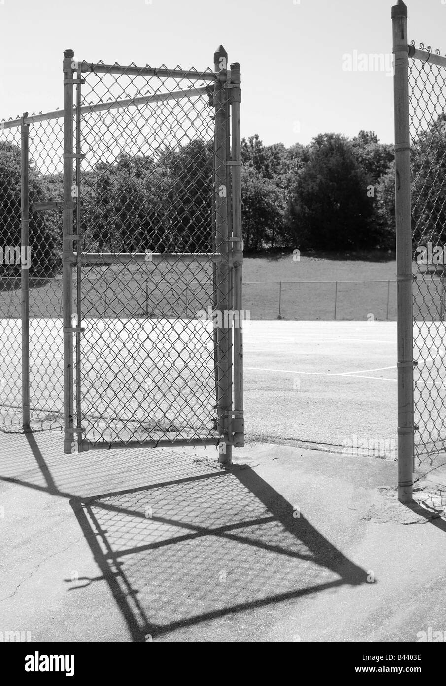 Un cancello aperto in corrispondenza di un campo di pallacanestro Foto Stock