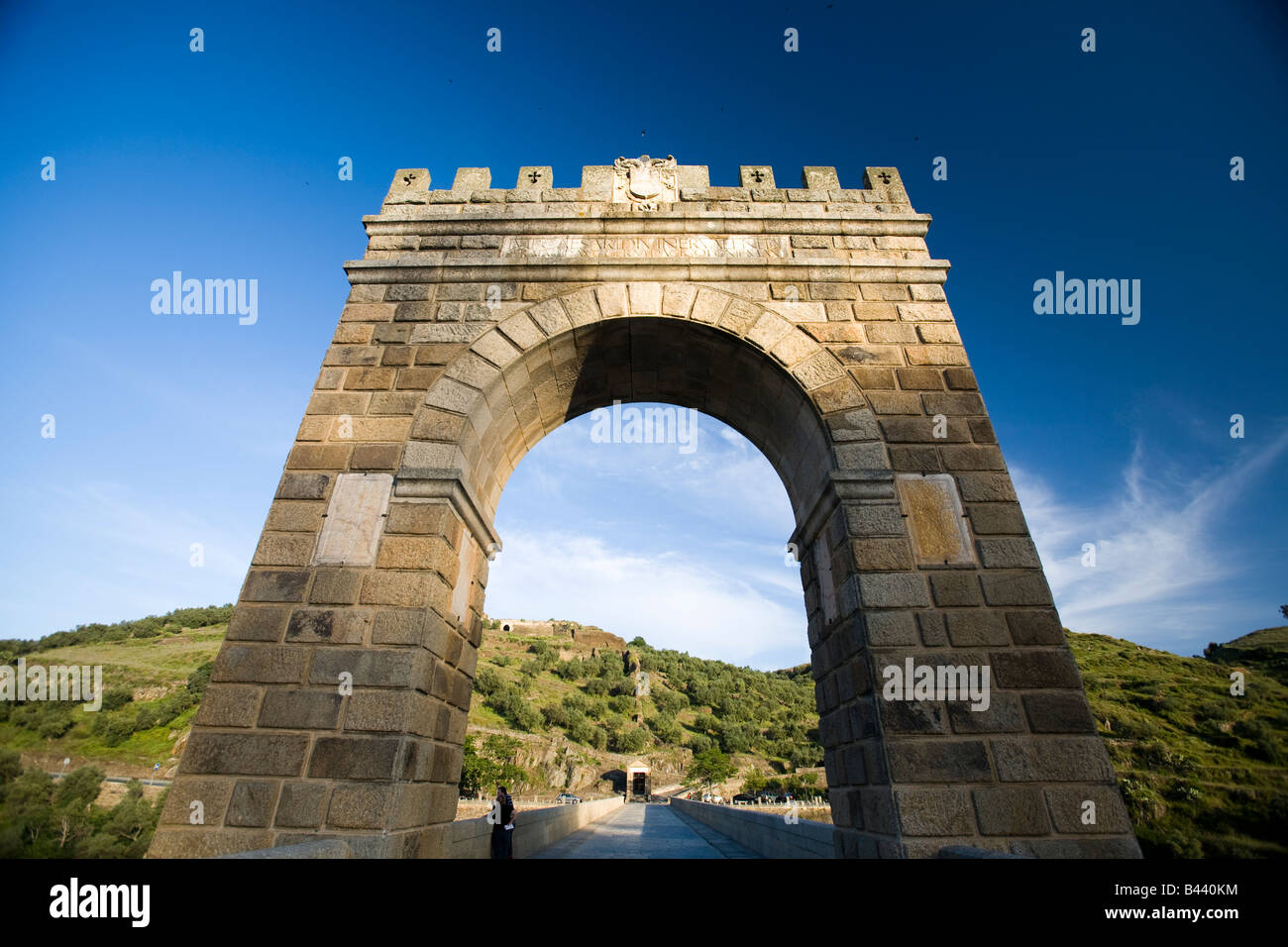 Arco trionfale, Alcantara ponte romano, provincia di Caceres, Estremadura, Spagna Foto Stock