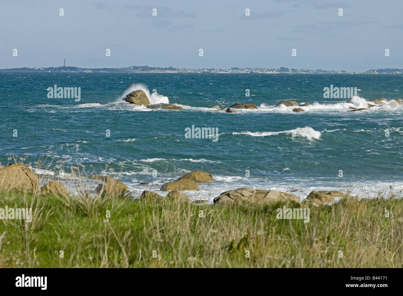 Rocce di granito presso la costa in Finisterre, Francia Foto Stock