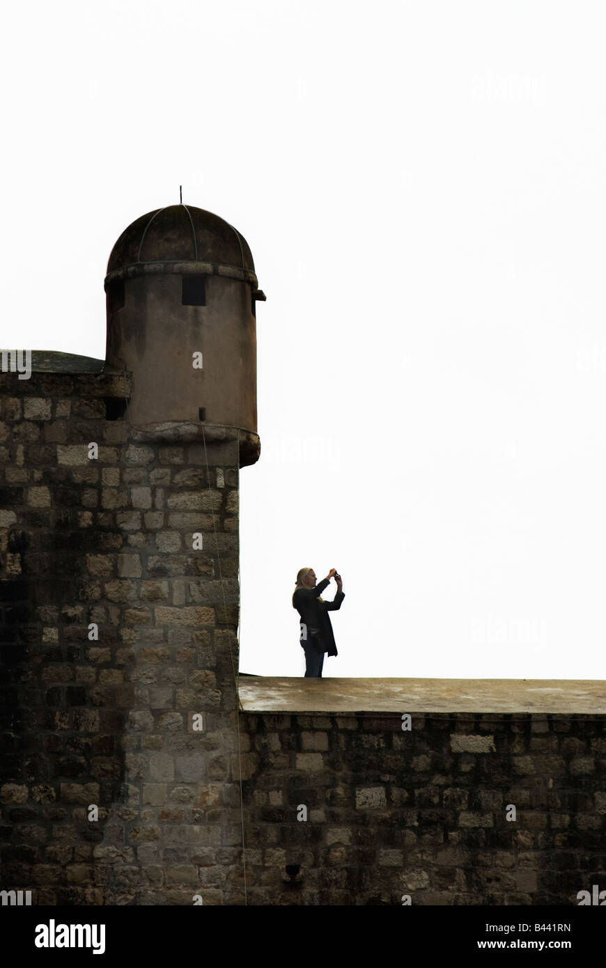 Un turista prende una foto sulla parete della città, Dubrovnik, Croazia Foto Stock