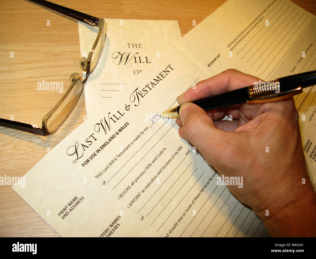 Mano d'uomo a scrivere un testamento, utilizzando un vuoto di forma standard Foto Stock