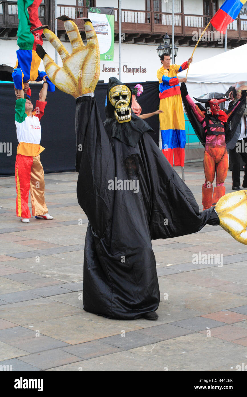 Ballerino di strada con una maschera che rappresenta la morte di eseguire all'aperto, Tunja, Boyacá, Colombia, Sud America Foto Stock