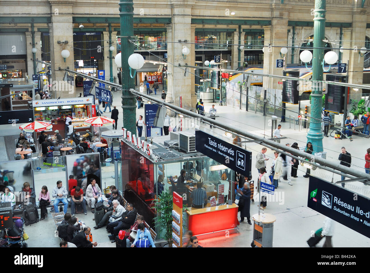 Parigi Francia, 'Gare du Nord Paris' storica stazione ferroviaria Panoramica generale, aereo, interno folla scena, corridoio affollato Foto Stock