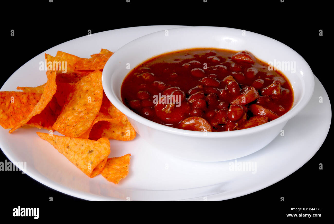 Chili con carne hotdog e patatine isolato su nero Foto Stock