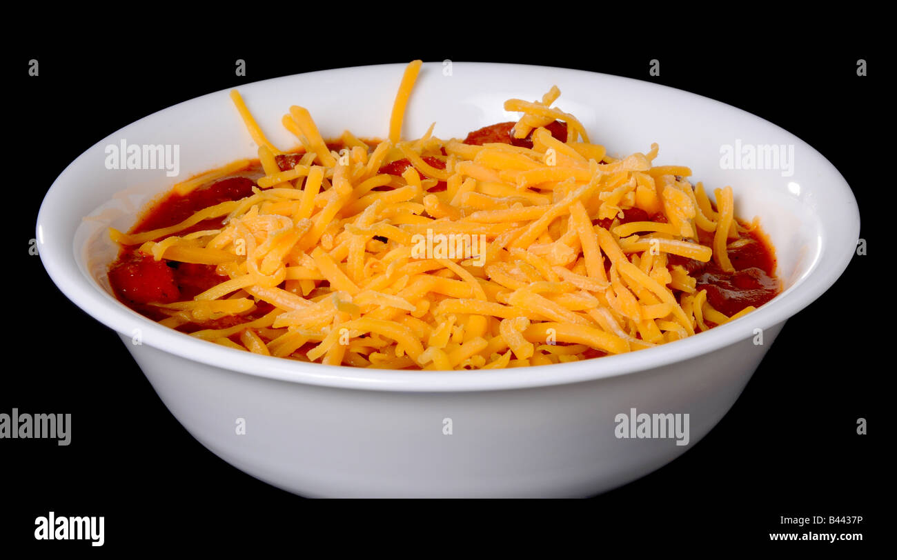 Chili con carne hotdog e formaggio isolato su nero Foto Stock