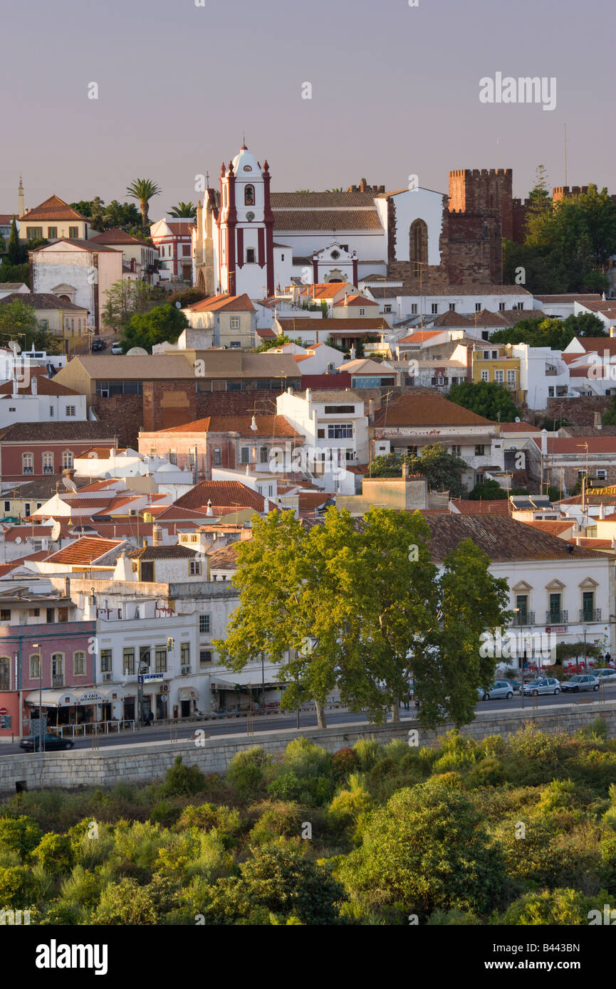 Il Portogallo Algarve, Silves castello, la cattedrale e la città al crepuscolo Foto Stock