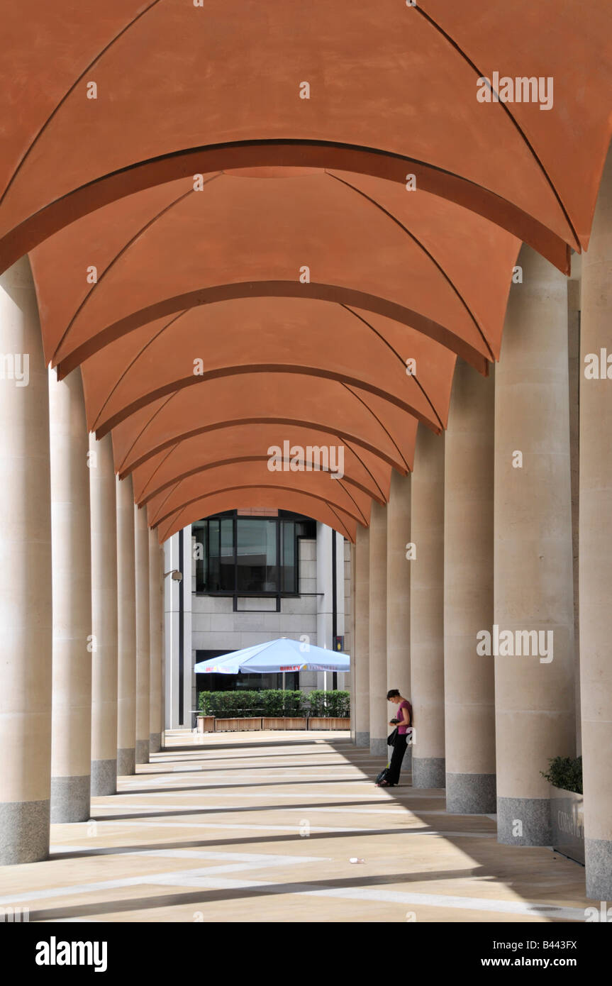 Arcade a fianco della Borsa di Londra a 10 Paternoster square Foto Stock