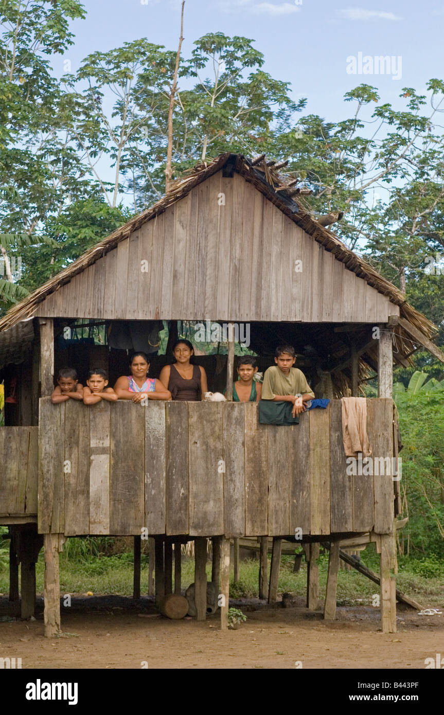 Una famiglia brasiliana pongono per la telecamera alla loro casa in un piccolo villaggio vicino al fiume Madeira. Foto Stock