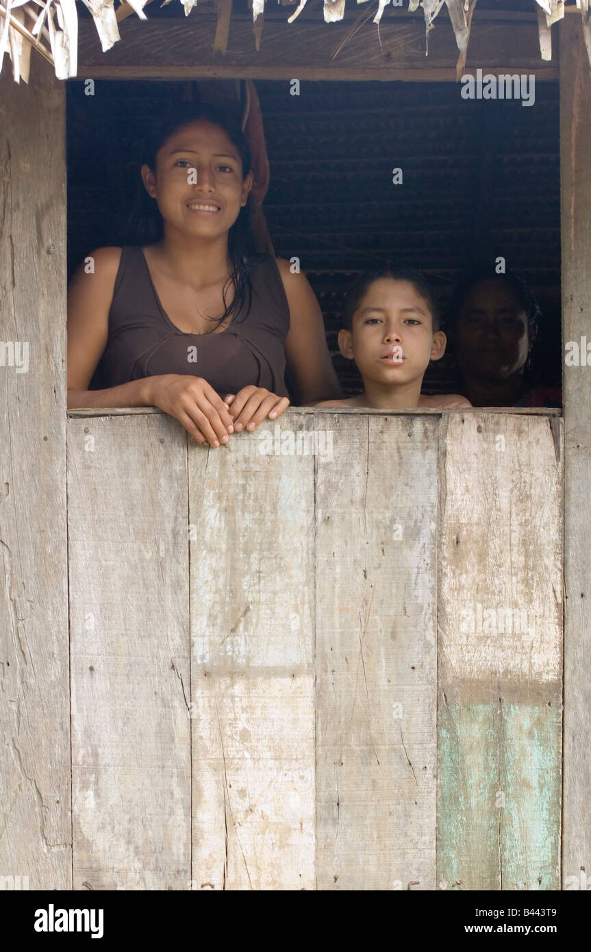 Un brasiliano madre e figlio costituiscono per la telecamera alla loro casa in un piccolo villaggio vicino al fiume Madeira. Foto Stock