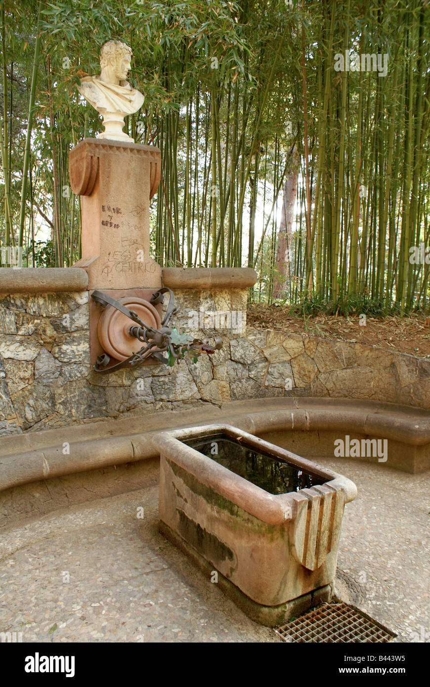 La scultura da Antoni Gaudi, nel giardino del Museo di Arti Decorative, Barcellona, Spagna Foto Stock