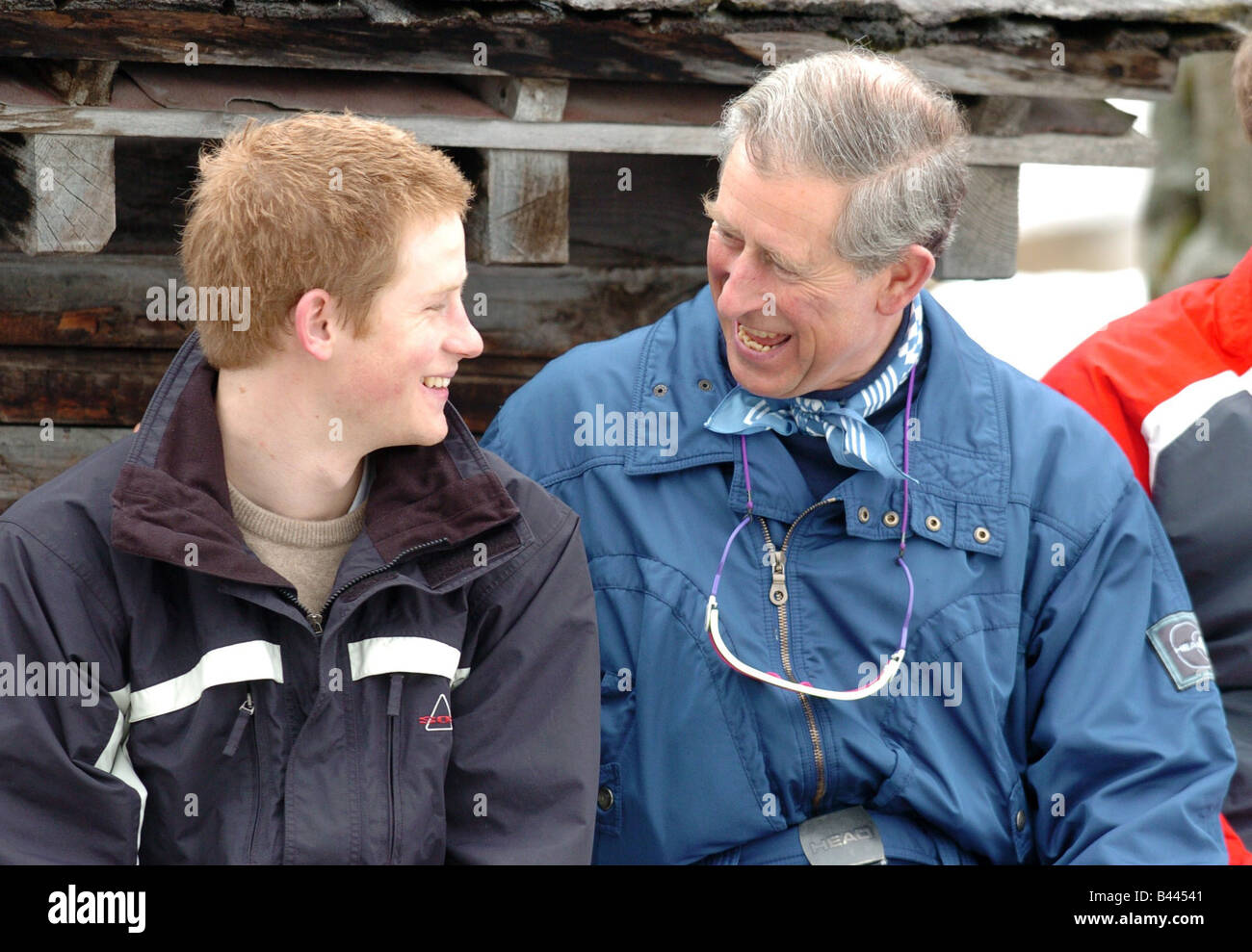 Il principe Harry visto qui con suo padre il Principe Carlo a una foto di  Klosters Svizzera Prince Charles Foto stock - Alamy