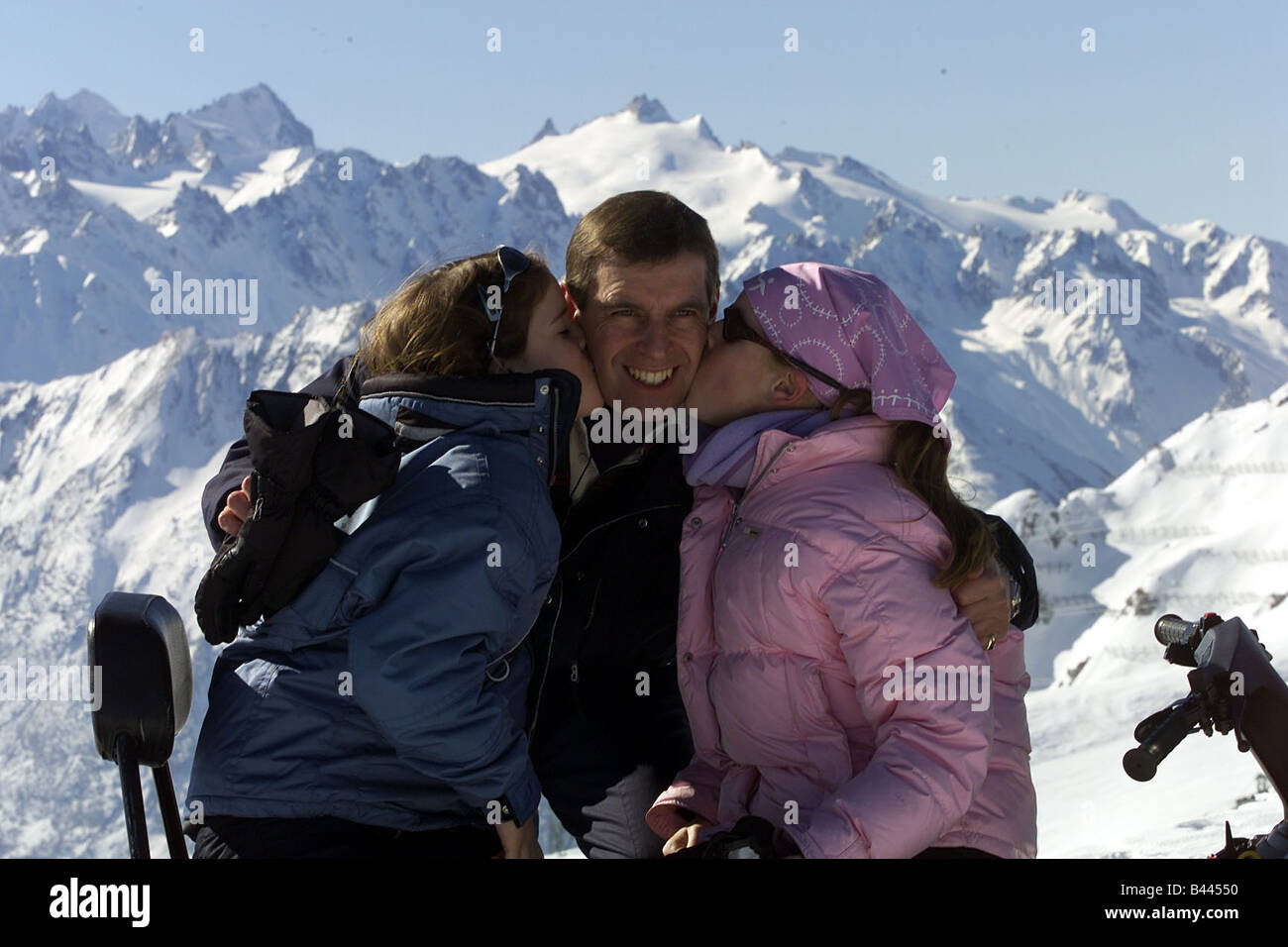 Un bacio di compleanno per il Duca di York dalle sue figlie le principesse Eugenie L e Beatrice R egli è 41 domani Foto Stock