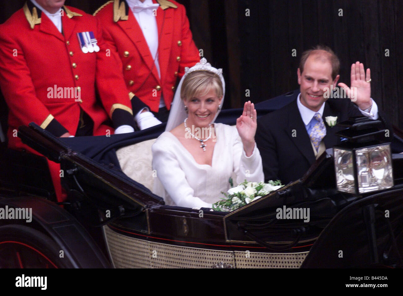 Prince Edward Royal Wedding 1999 Edward e la sua sposa Sophie Rhys Jones onda da una parte superiore aperta carrello dopo il matrimonio Foto Stock