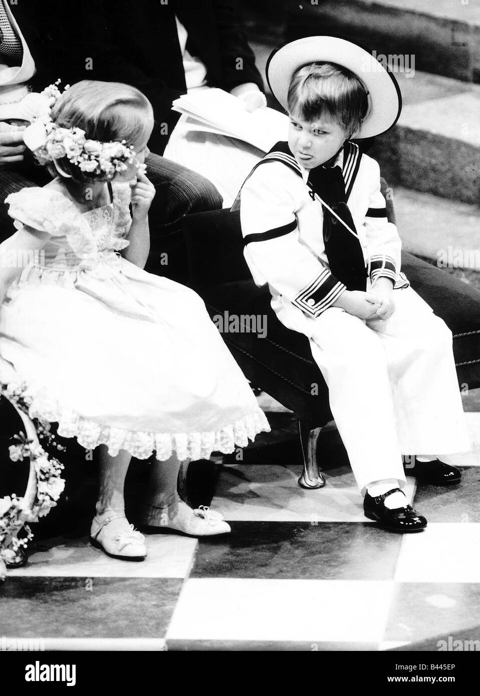 Il principe William page boy in occasione delle nozze tra il Duca e la duchessa di York nel luglio 1986 con la lingua fuori tirando faccia ragazzo di pagina Foto Stock