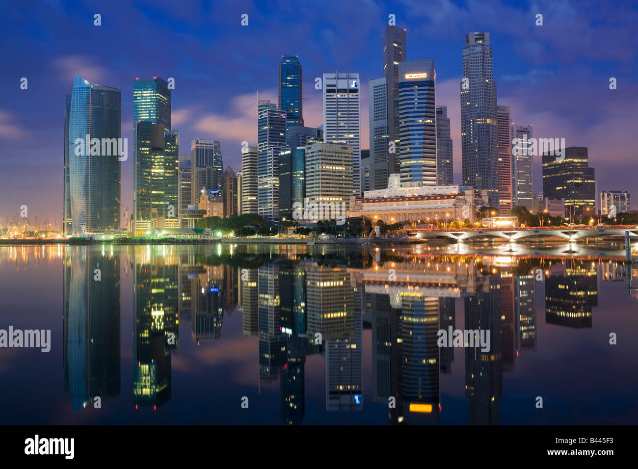 Asia Singapore Singapore Skyline distretto finanziario al crepuscolo Foto Stock