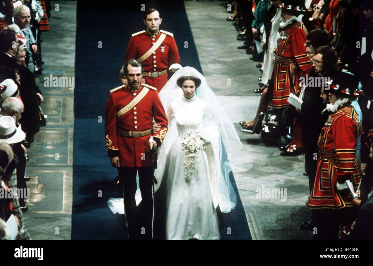 Royal Wedding Princess Anne e il Capitano Mark Phillips lasciando la chiesa dopo la cerimonia di nozze Novembre 1973 Foto Stock