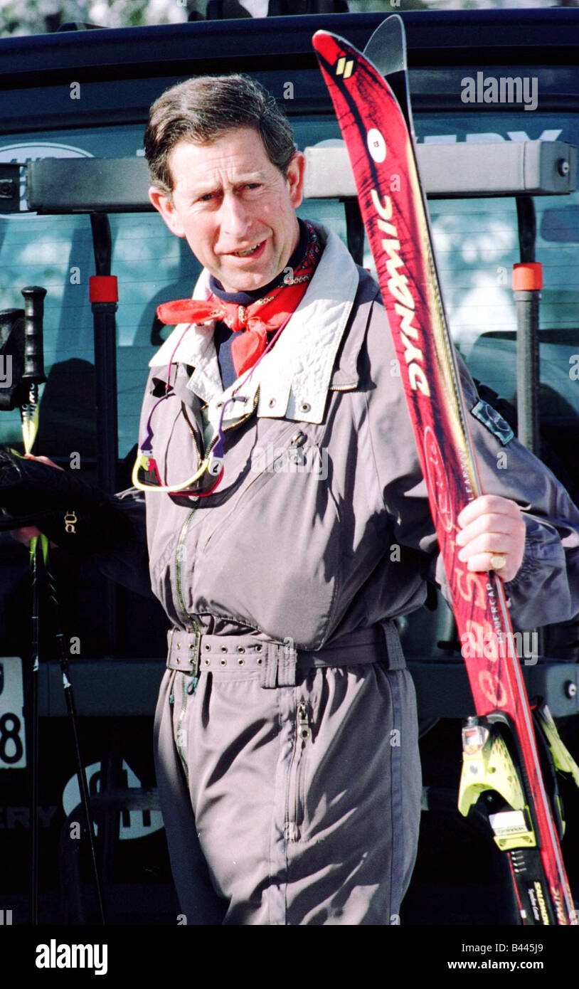 Il principe Carlo a suo modo la montagna Gotshcna di Klosters Svizzera sul suo annuale vacanza sciistica Marzo 1996 Foto Stock