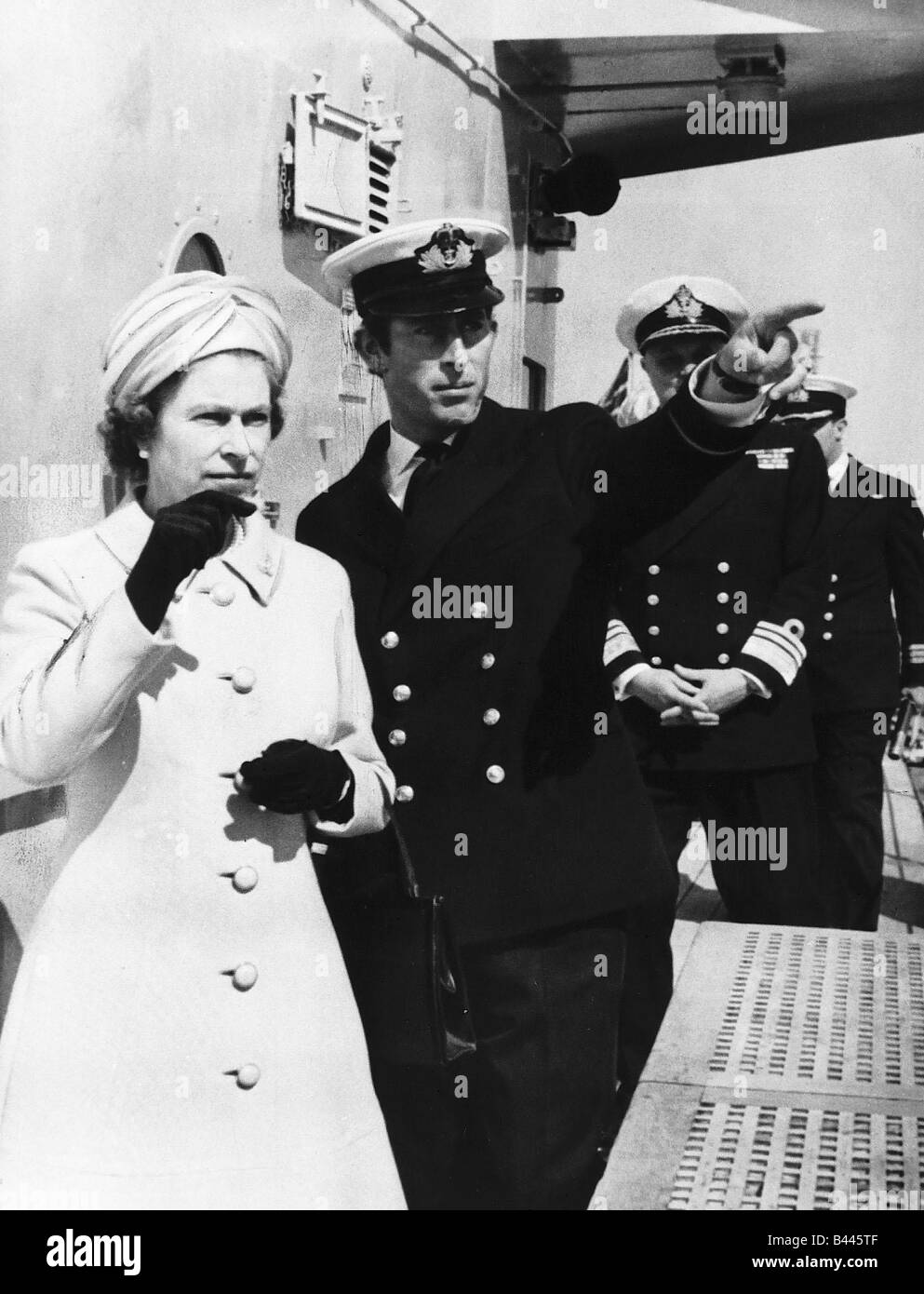 La regina Elisabetta e il Principe Charles touring la nave da guerra HMS Norfolk il 6 000 ton missile destroyer a Portsmouth Luglio 1972 Foto Stock