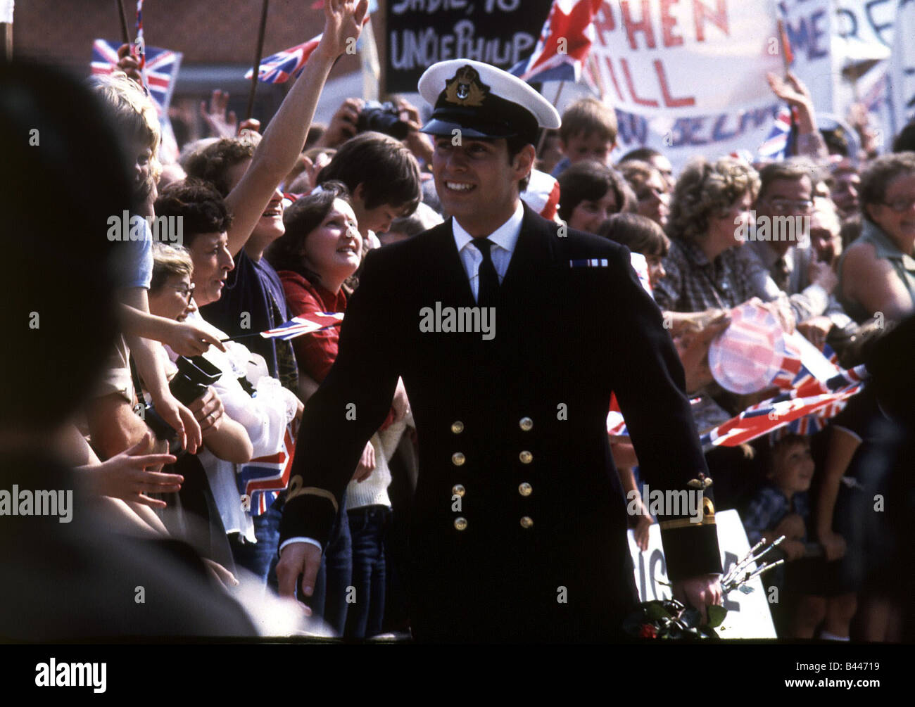 Il principe Andréj ritorna dal Falklands a Portsmouth dopo HMS Invincible docks 1982 Foto Stock