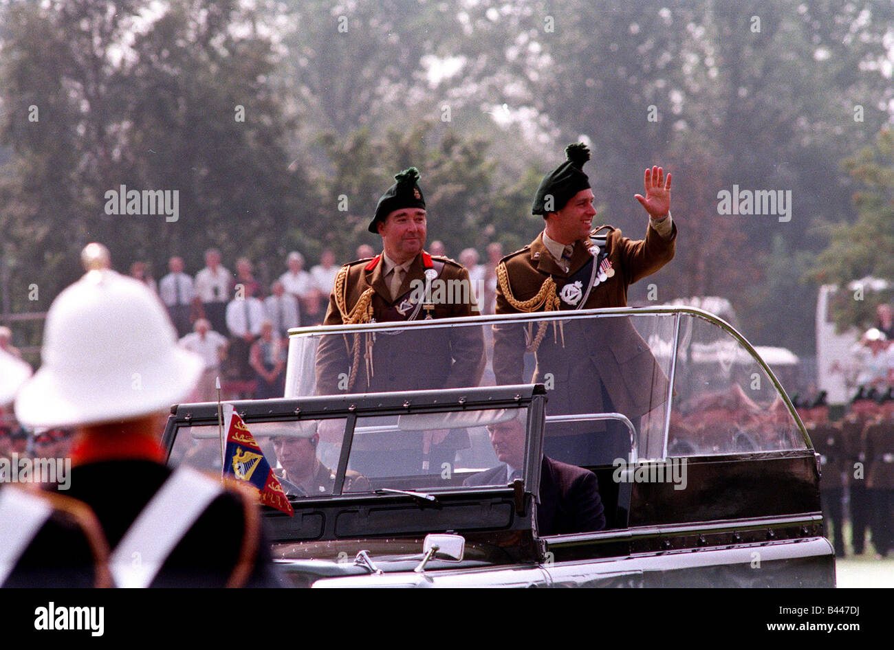 VJ giorno Commemerations Belfast Irlanda del Nord Agosto 95 il Duca di York sorge in un esercito open top jeep durante l'ispezione Foto Stock