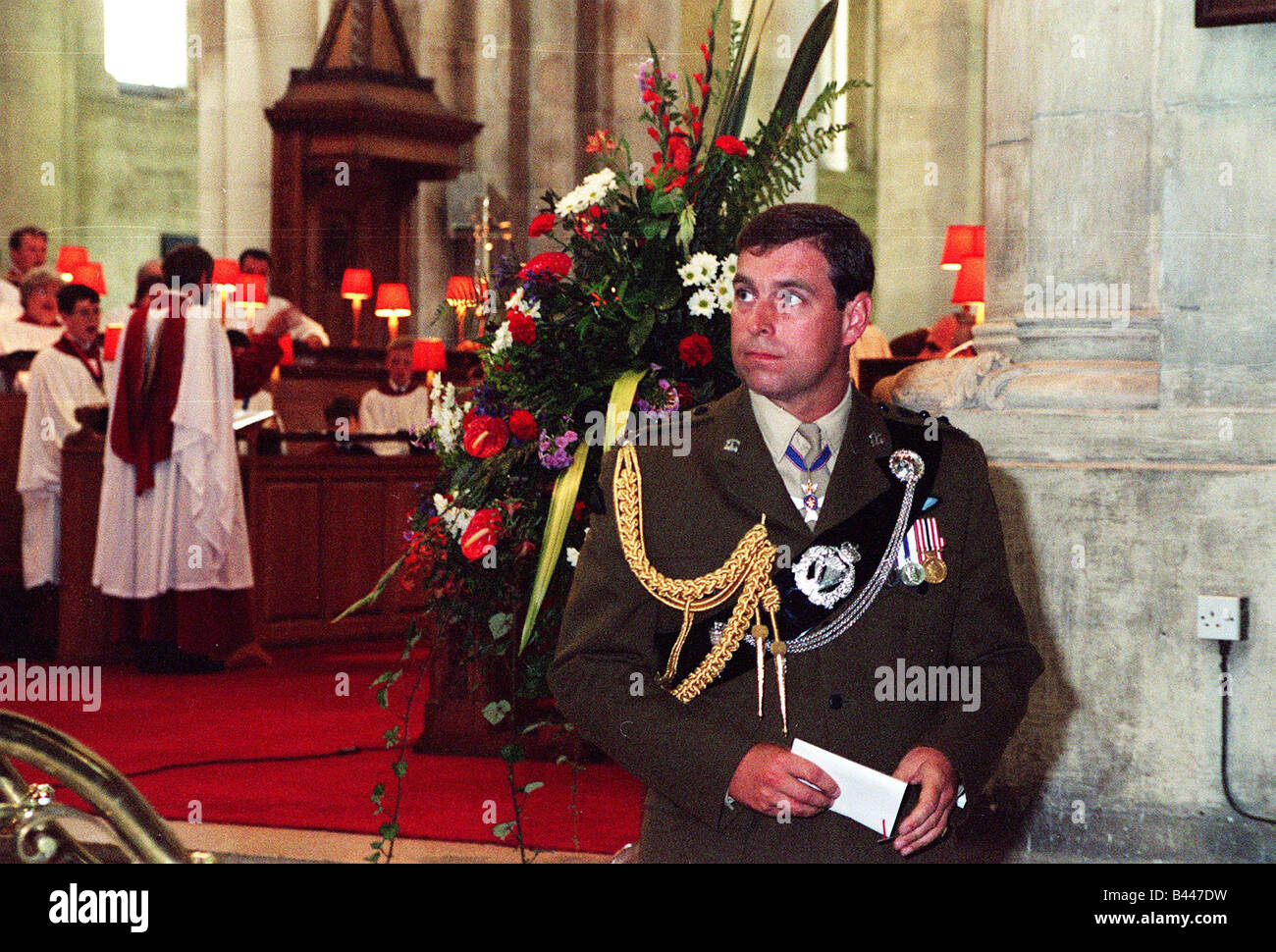 VJ giorno Commemerations Belfast Irlanda del Nord Agosto 95 il Duca di York fa il suo modo fino al pulpito a St Annes Foto Stock