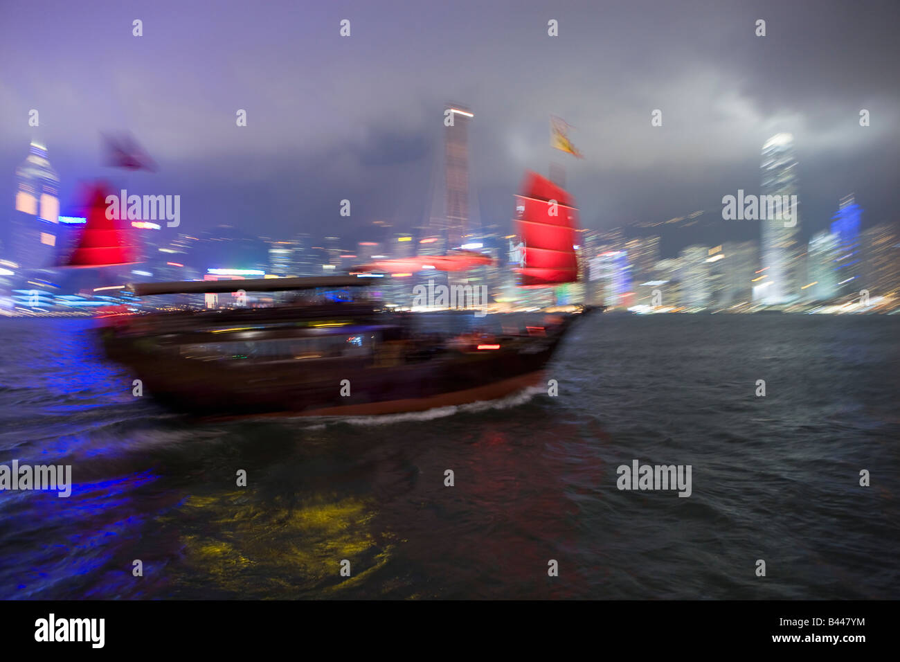 Cina Hong Kong Skyline e giunca Cinese vista da Kowloon al crepuscolo Foto Stock