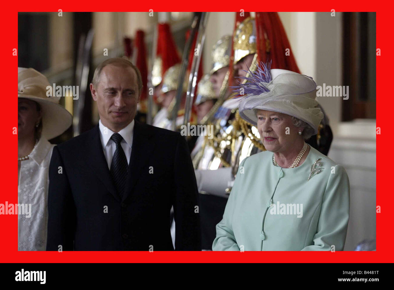 La regina Elisabetta e la Russia s il Presidente Vladimir Putin fuori Buckingham Palace a Londra Putin è sulla prima visita di stato Foto Stock