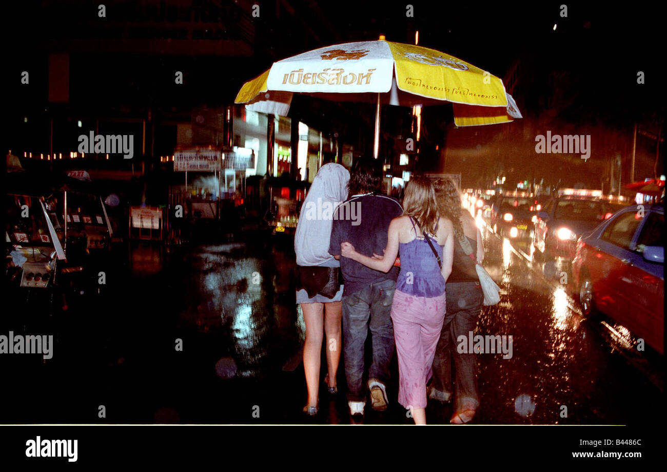 Scortato da Pat Pong a Soi Boy Bangkok sotto la pioggia battente Foto Stock