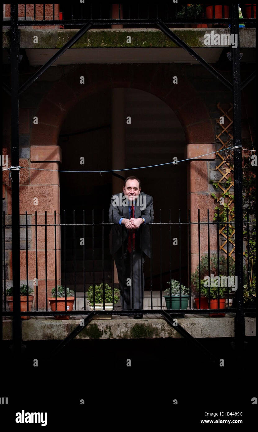 Campagna elettorale Aprile 2003 Alex Salmond MP colpisce le strade al tamburo di supporto per il partito SNP in Edinburgh Foto Stock