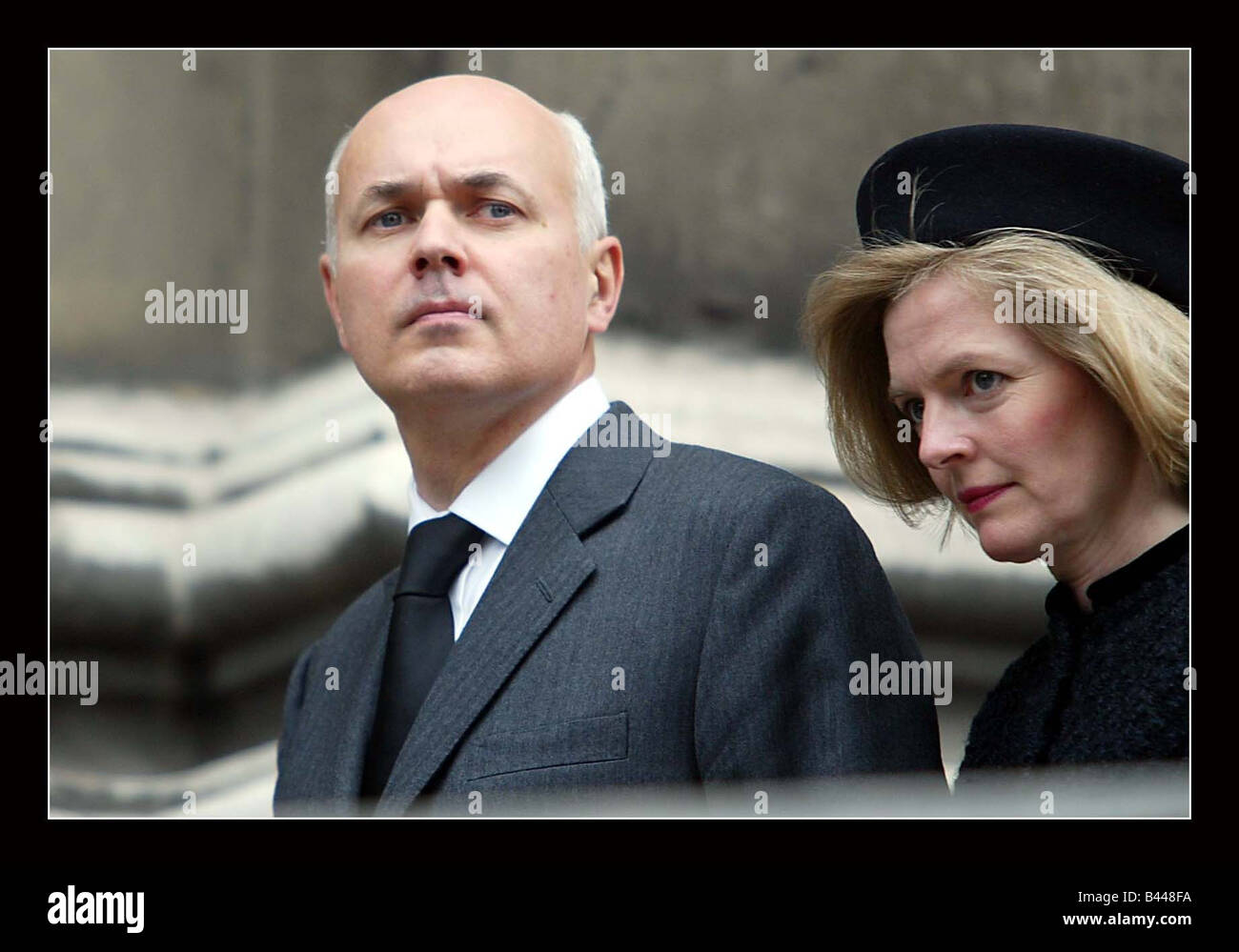 Iain Duncan Smith e moglie Betsy Ottobre 2003 lasciare la rimembranza servizio a St Paul s con la Cattedrale di soldati in Iraq Foto Stock