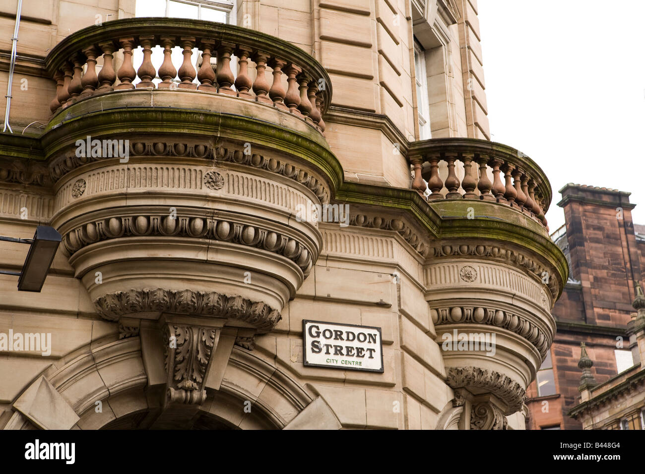 Regno Unito Scozia Glasgow Gordon Street decorativi in pietra dei balconi con vista sul palazzo Vittoriano Foto Stock