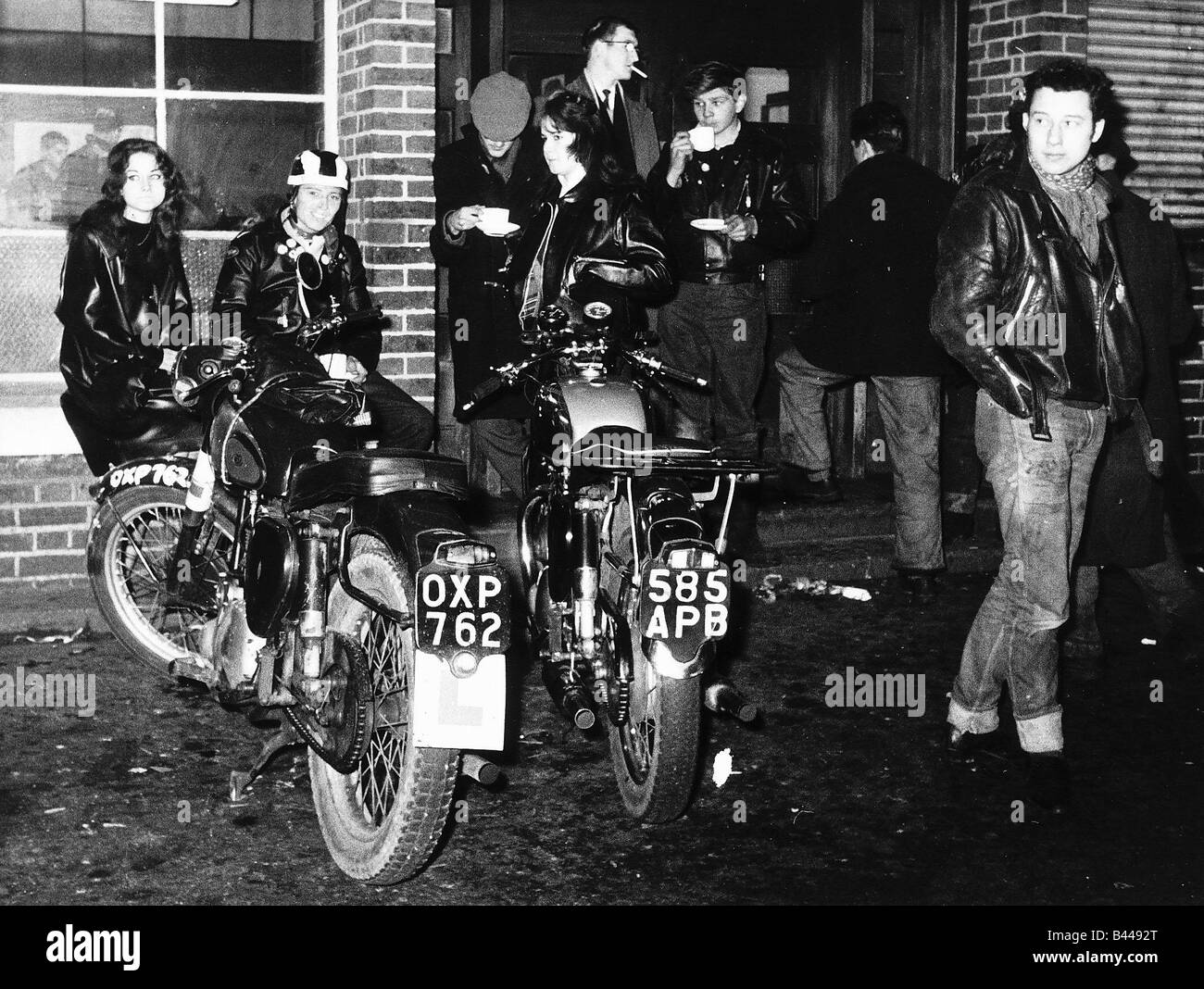 Moto e piloti si riuniranno presso la famosa Ace Cafe 1961 a Stonebridge Park sulla North Circular Road a Londra Cafe Racers Foto Stock