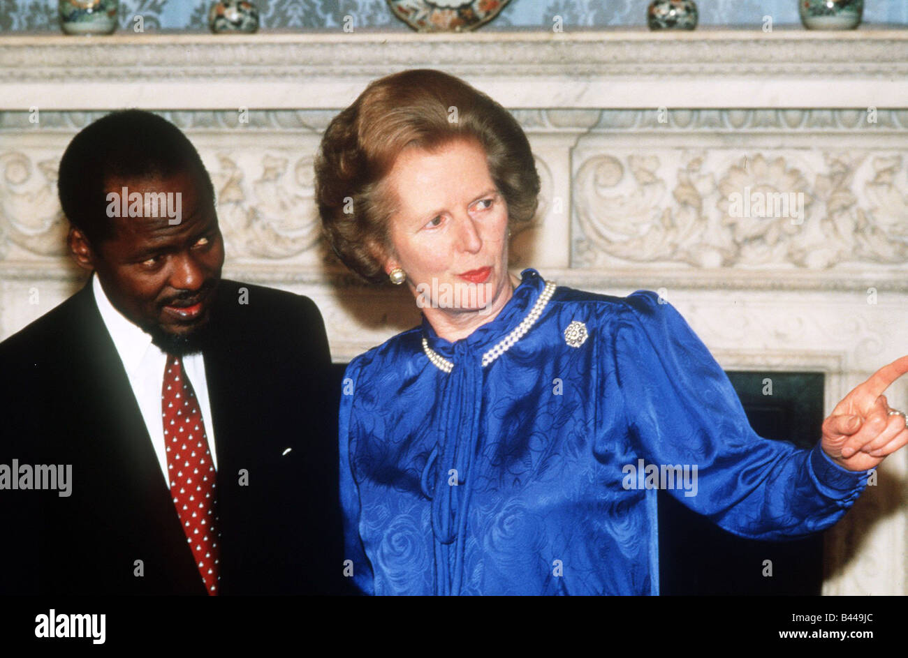 Margaret Thatcher con il Presidente del Mozambico Chissano al n. 10 di Downing Street 1987 Foto Stock