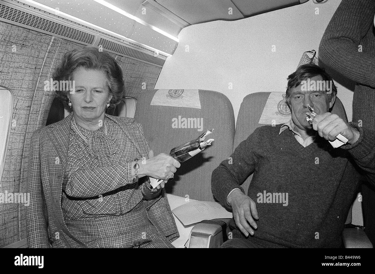 Margaret Thatcher primo ministro britannico Dicembre 1984 si rilassa in una festa improvvisata a bordo del VC 10 piano con Downing St Foto Stock