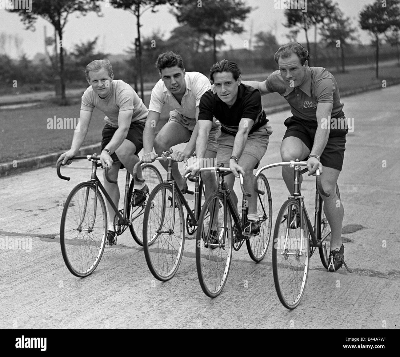 Olympic ciclista Reg Harris treni a destra sulla strada a sinistra a destra Bill Brown Norman colomba e George Lewis bici da corsa Foto Stock