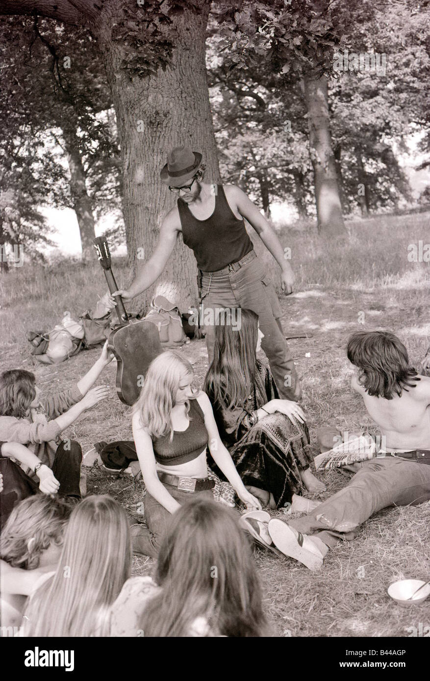 Festival Hippy Windsor Great Park Agosto 1972 gruppi di hippies provenienti da tutto il mondo nel campeggio aperto al riparo da grandi alberi di quercia e cottura in boccole Foto Stock