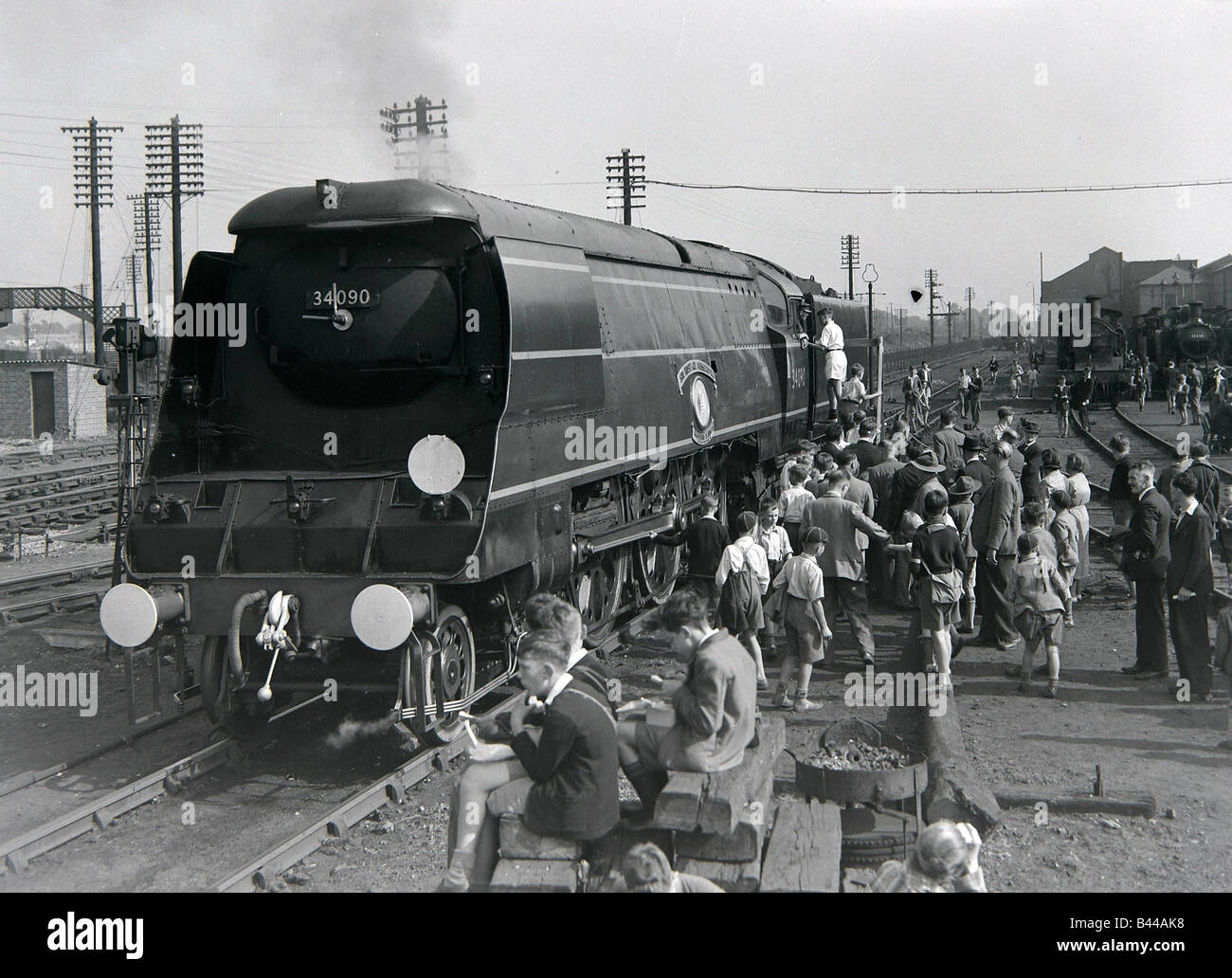 Boy Scout ammirare la locomotiva a vapore durante una giornata aperta a Ashford opere ferroviarie, Agosto 1949 Foto Stock