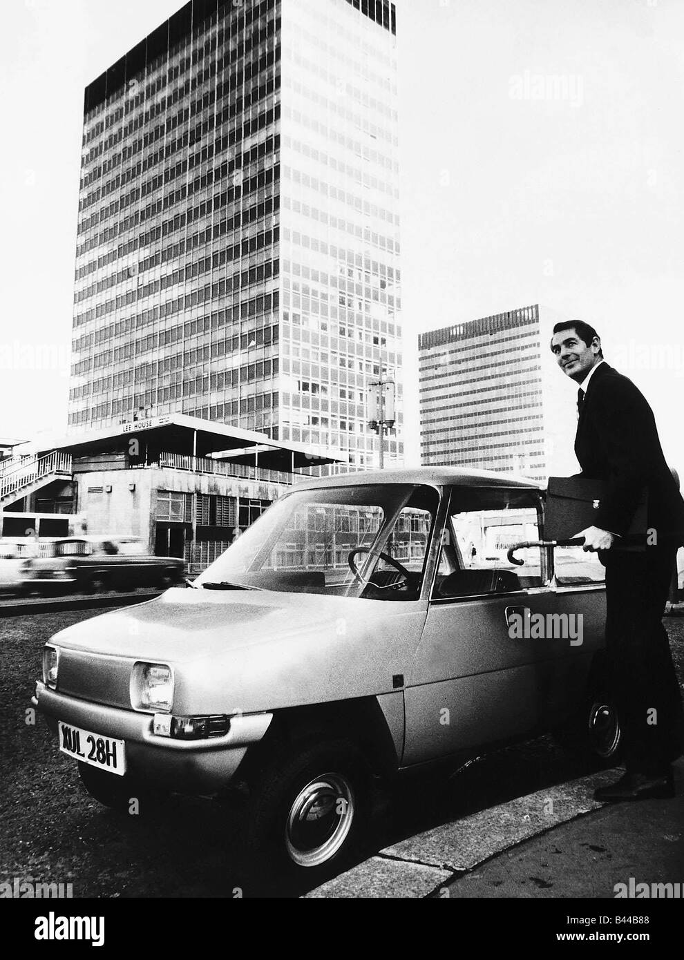 Le vetture a motore e registrazione Enfield 8000 è la prima auto elettrica per andare in produzione poiché WW2 Foto Stock