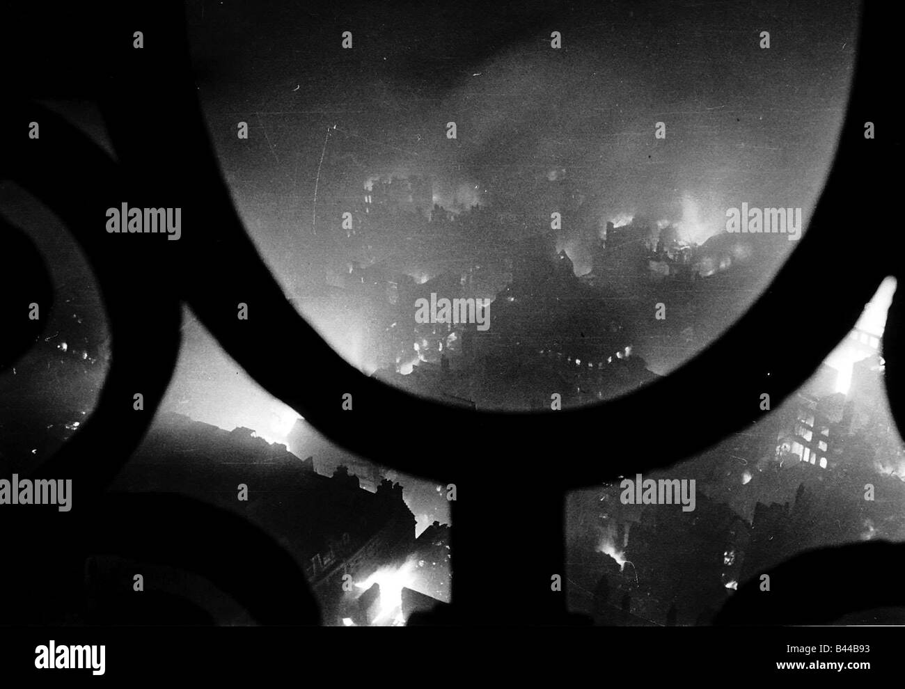 London Blitz. La notte del 28 dicembre 1940. Scena dalla cupola di San Paolo Cathedra, Londra, guardando verso Ludgate Circus. Foto Stock